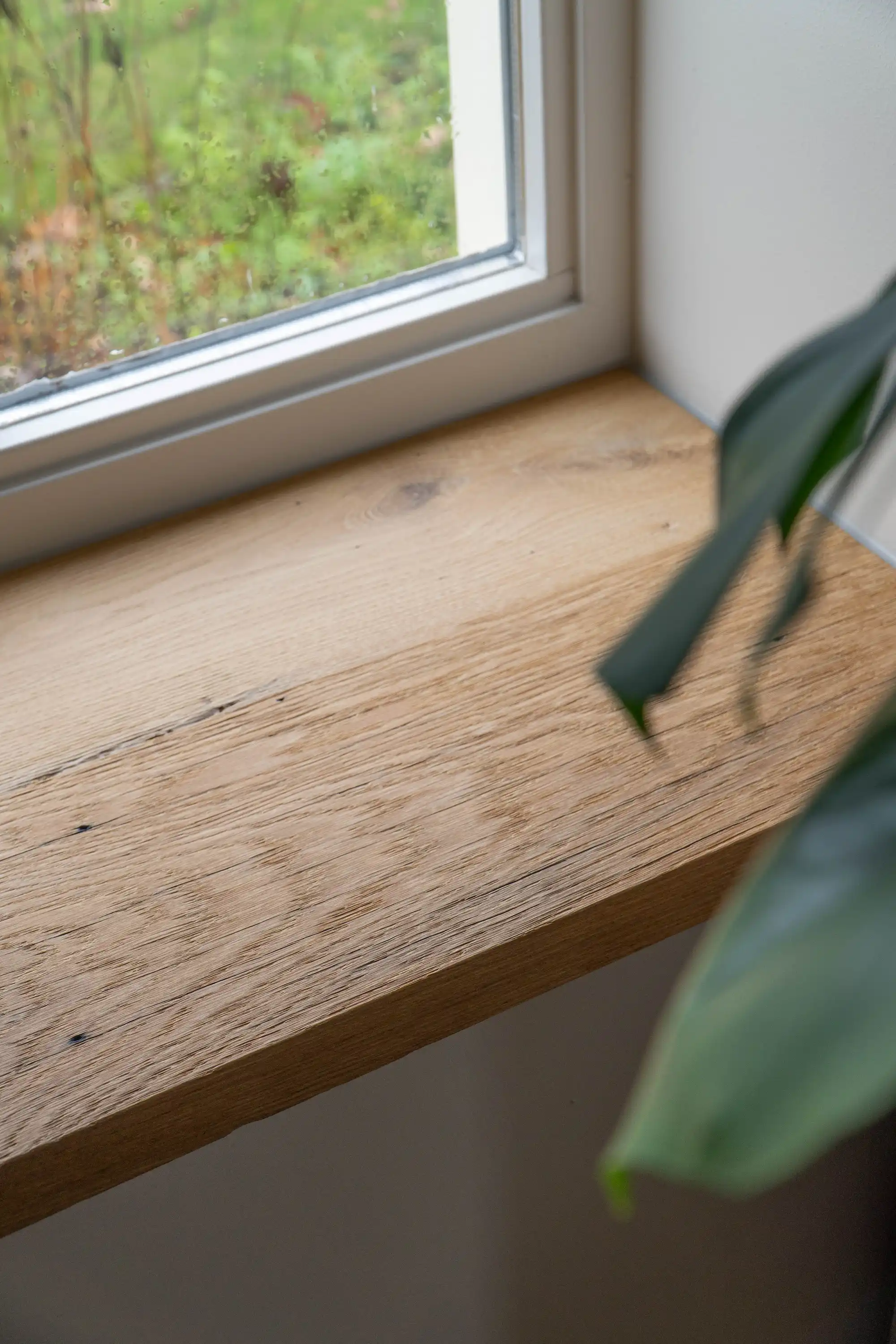 Altholzpaneele aus Eiche als Fensterbank mit natürlicher Optik
