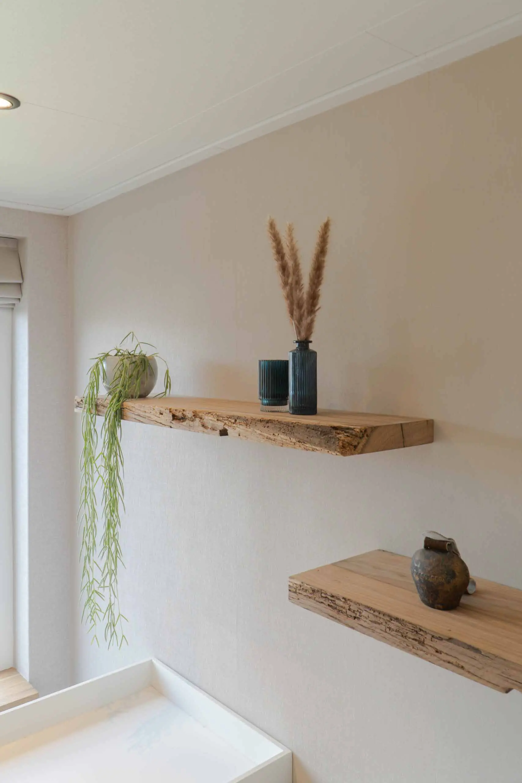 Wandregal aus Altholz mit natürlicher Holzstruktur und rustikaler Optik