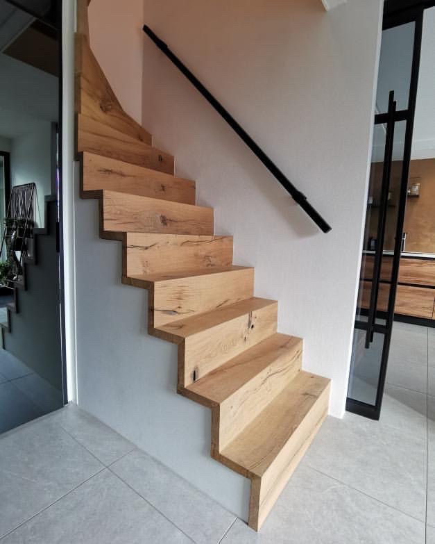 Massivholztreppe Eiche aus hochwertigem Eichenholz mit natürlicher Maserung