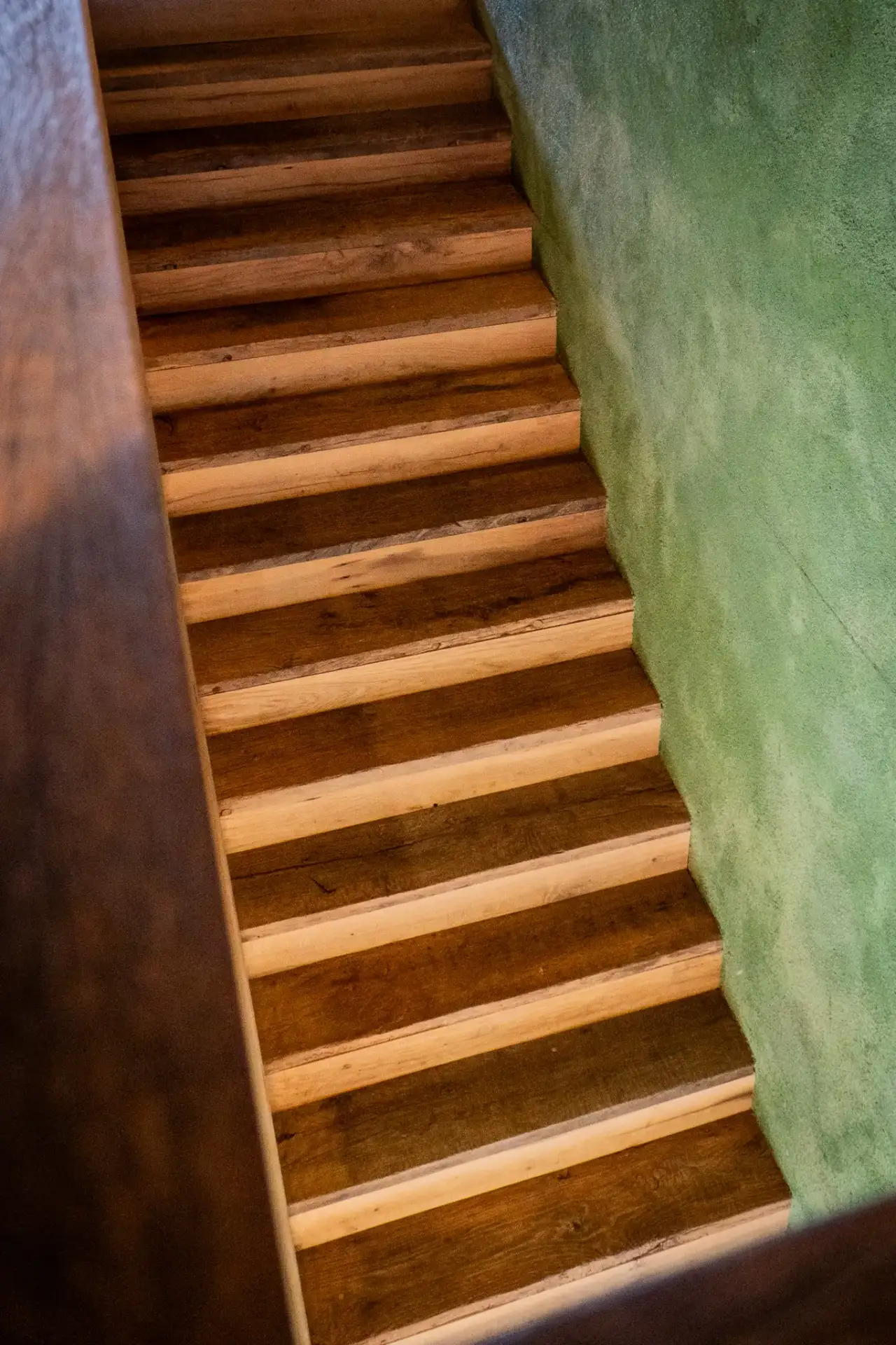 Treppe aus Altholz mit natürlicher Maserung