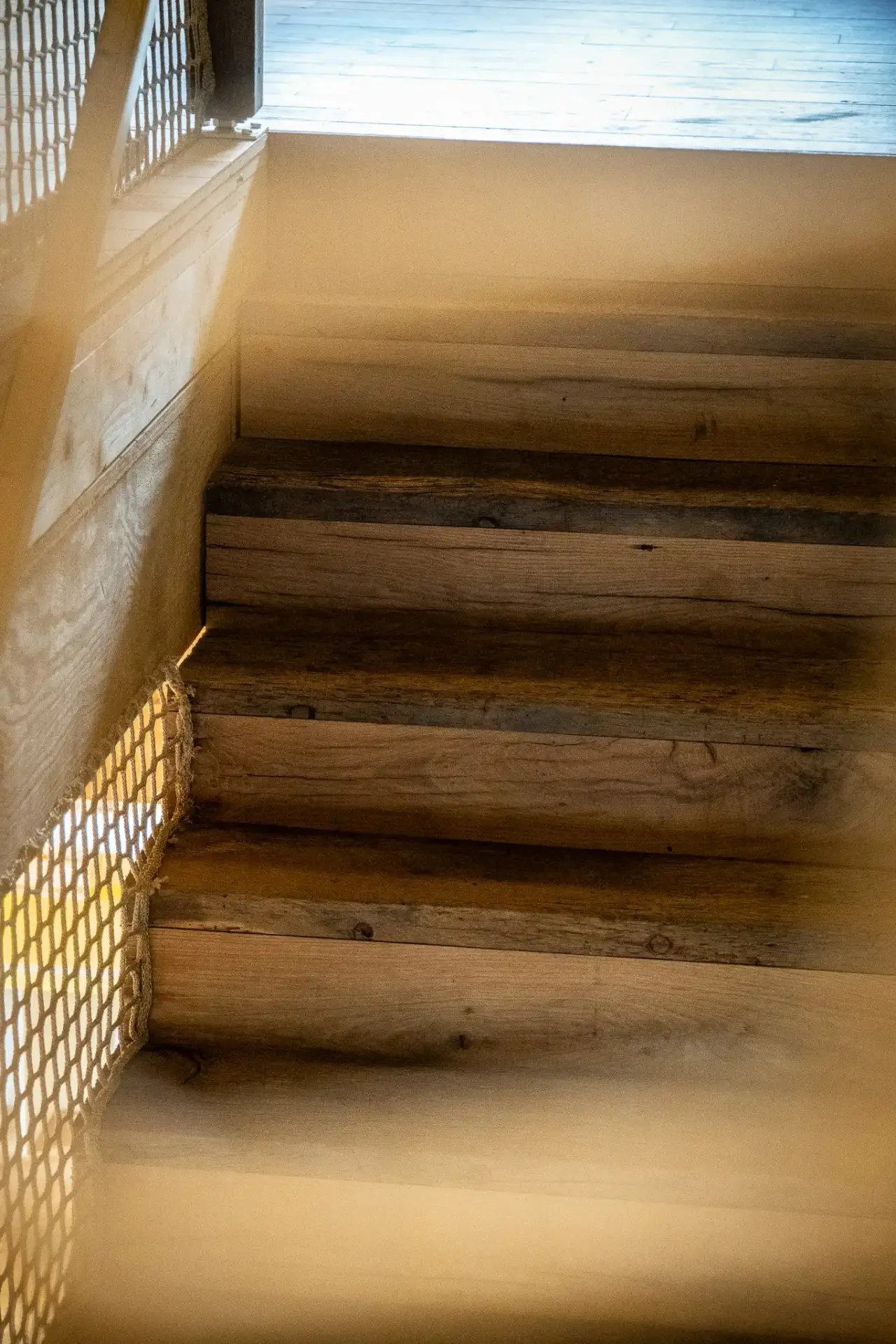 Altholz Treppe mit rustikaler Maserung