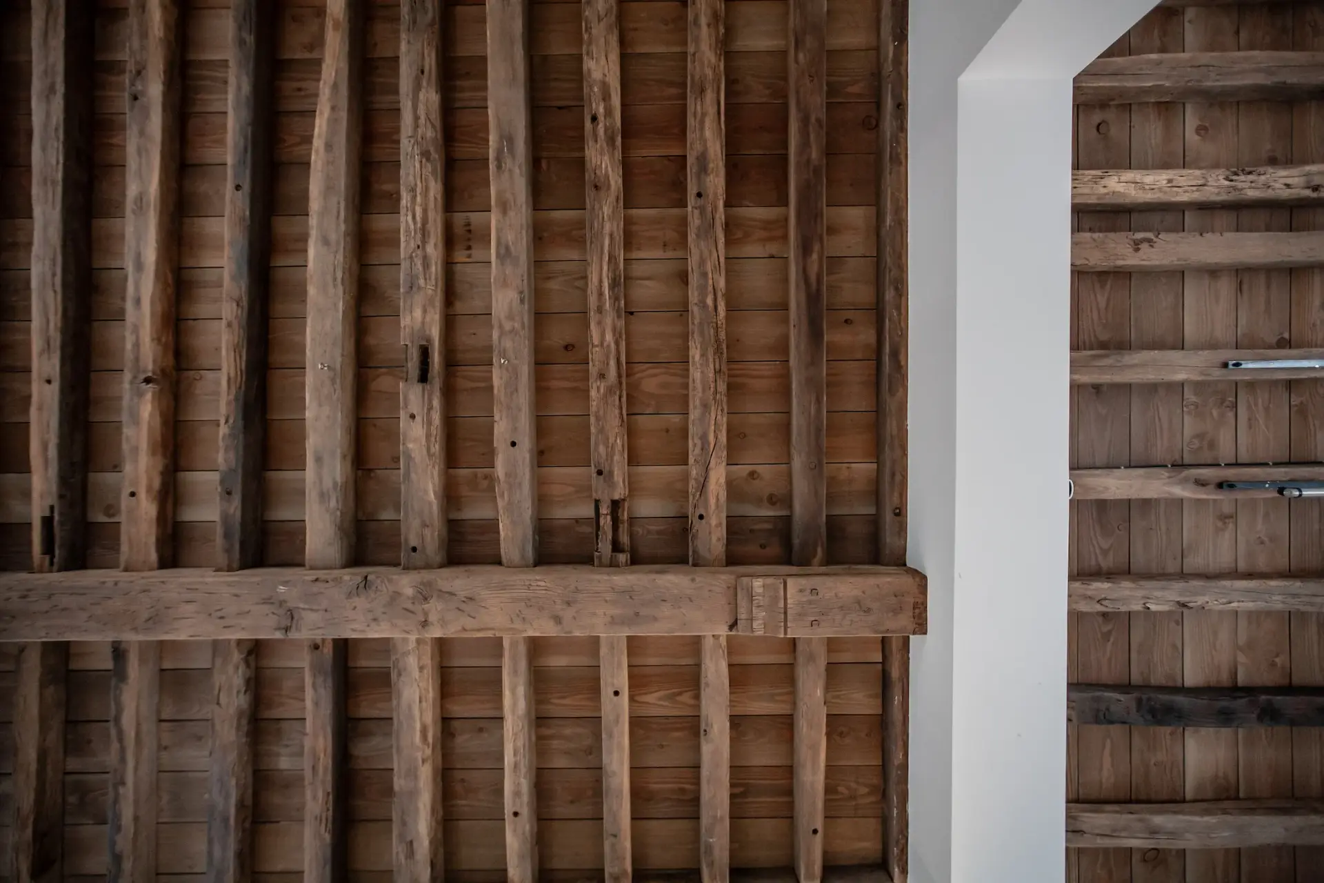 Alte Eichebalken aus massivem Holz mit rustikaler natürlicher Optik