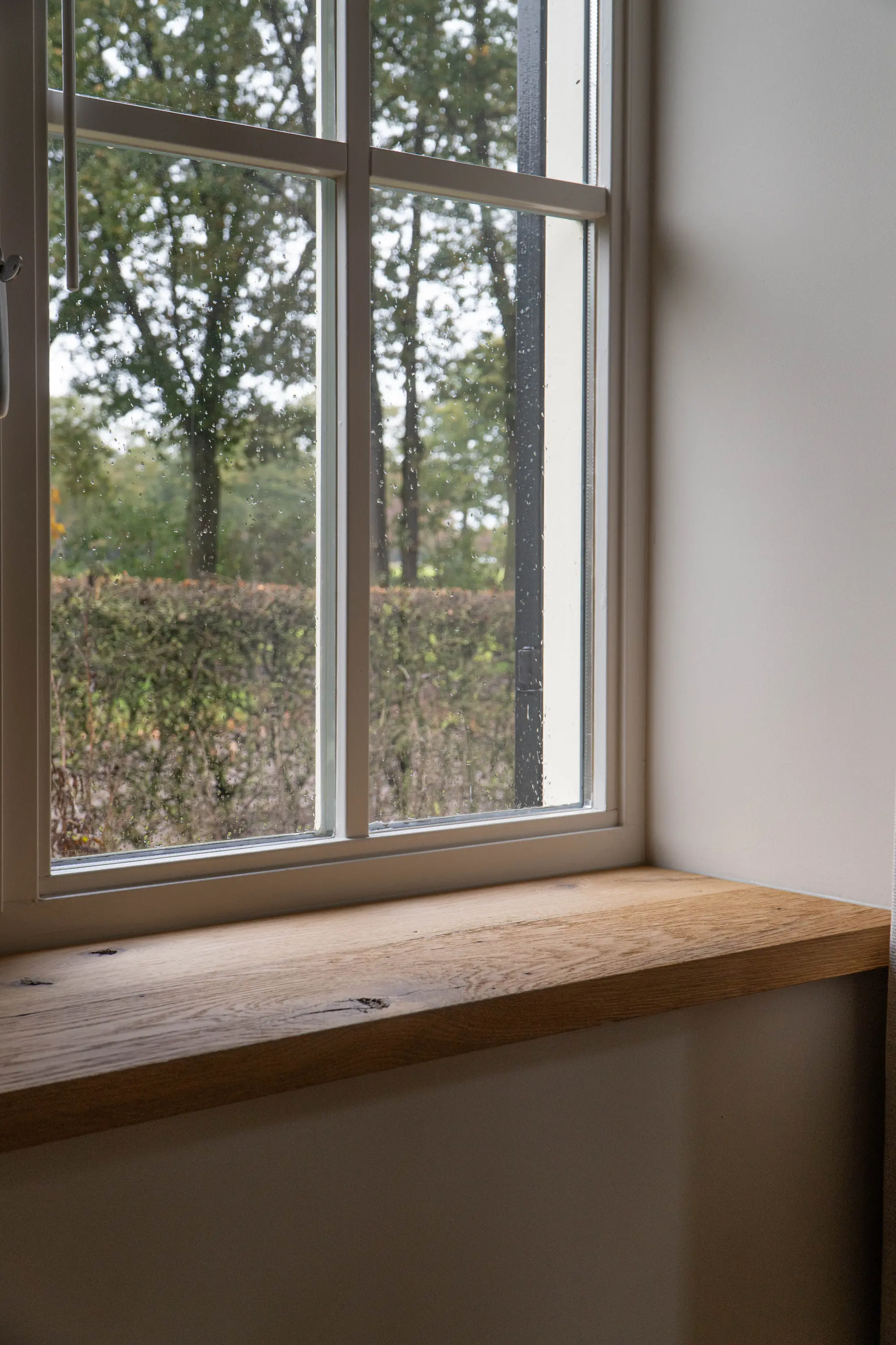 Fensterbank Eiche massiv mit natürlicher Optik für hochwertige Innenräume