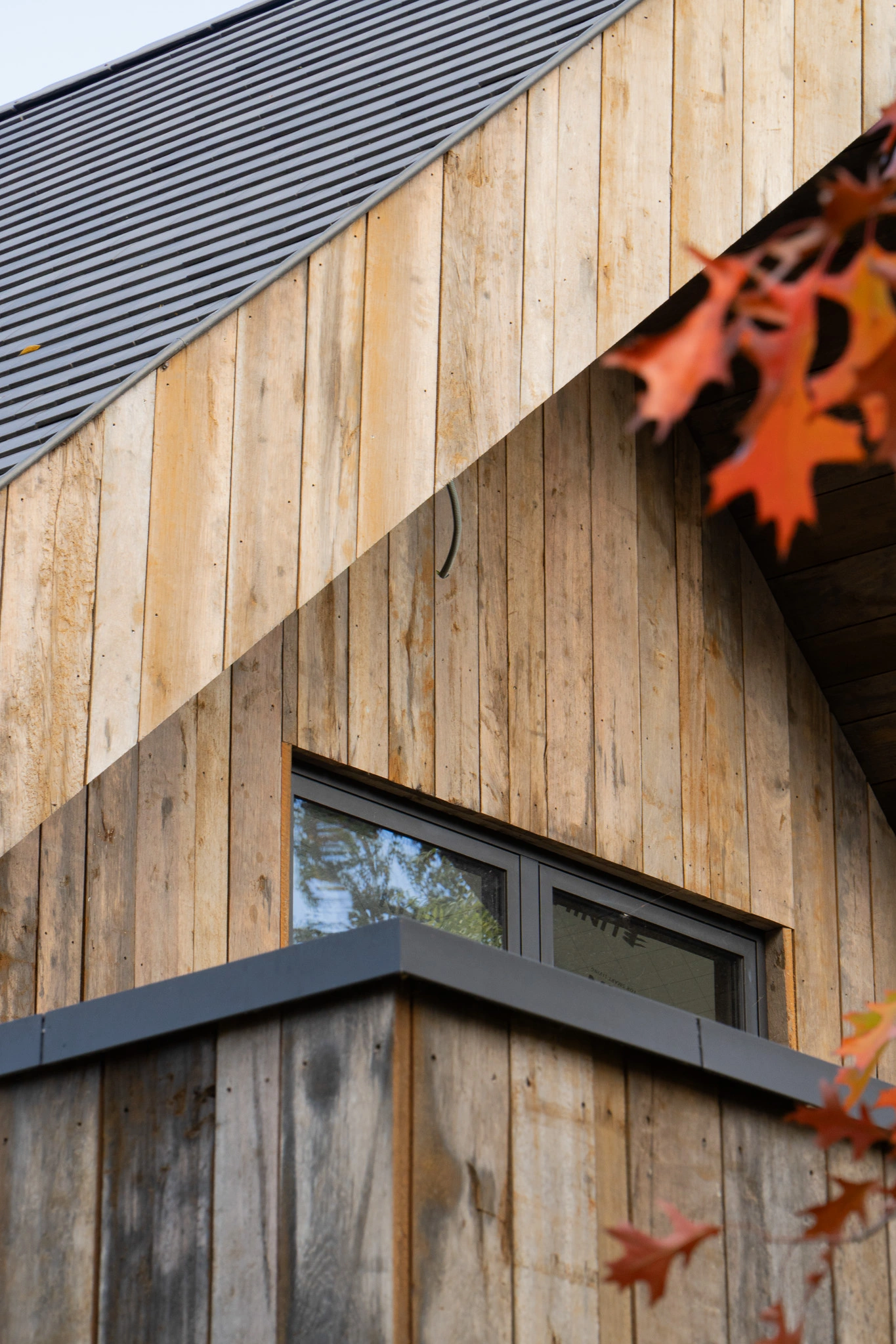 Holzfassade mit natürlicher Struktur