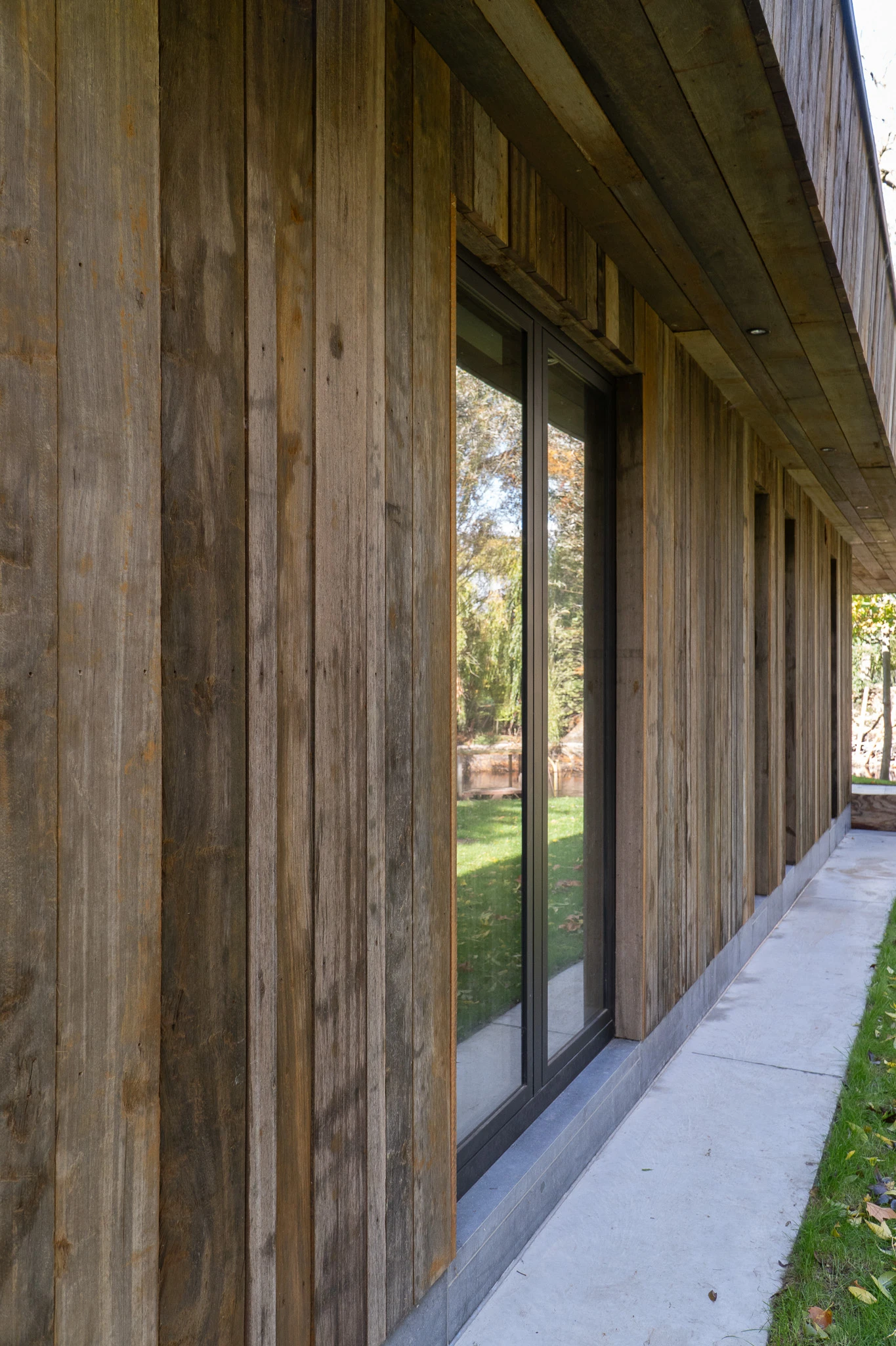 Eichenholz Fassade mit markanter Maserung