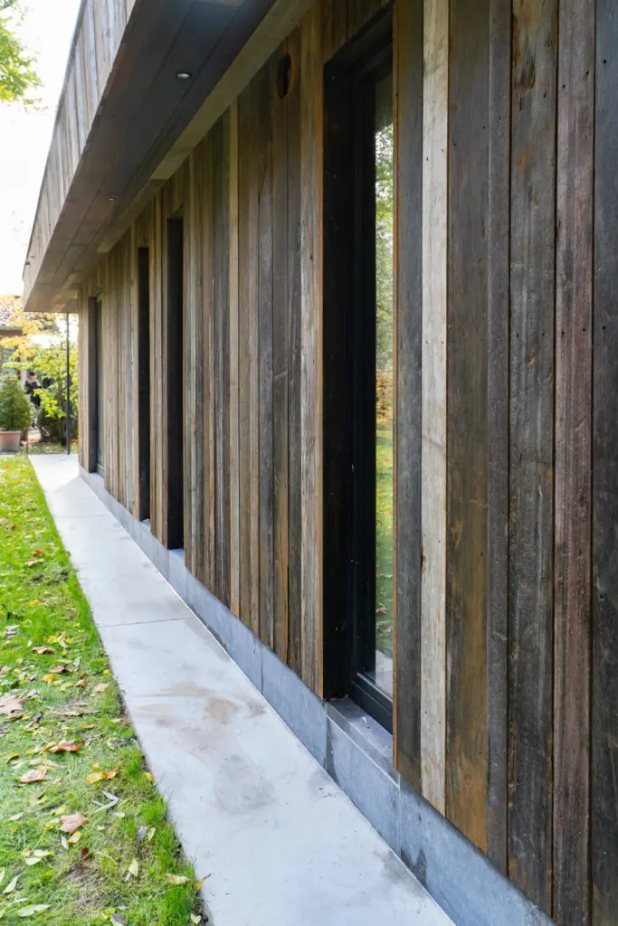Holzfassade mit natürlicher Struktur