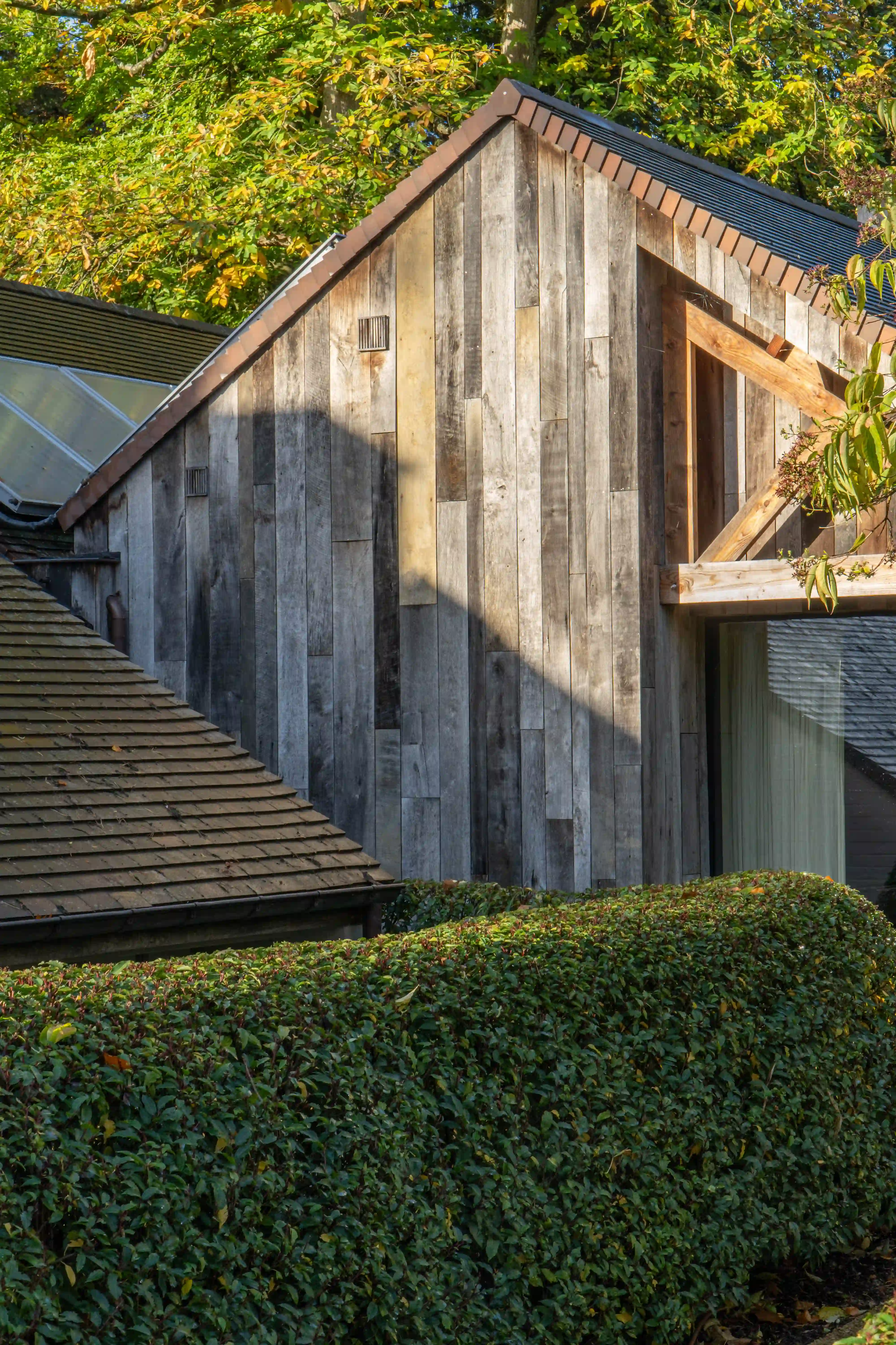 Altholzfassade mit rustikaler Optik