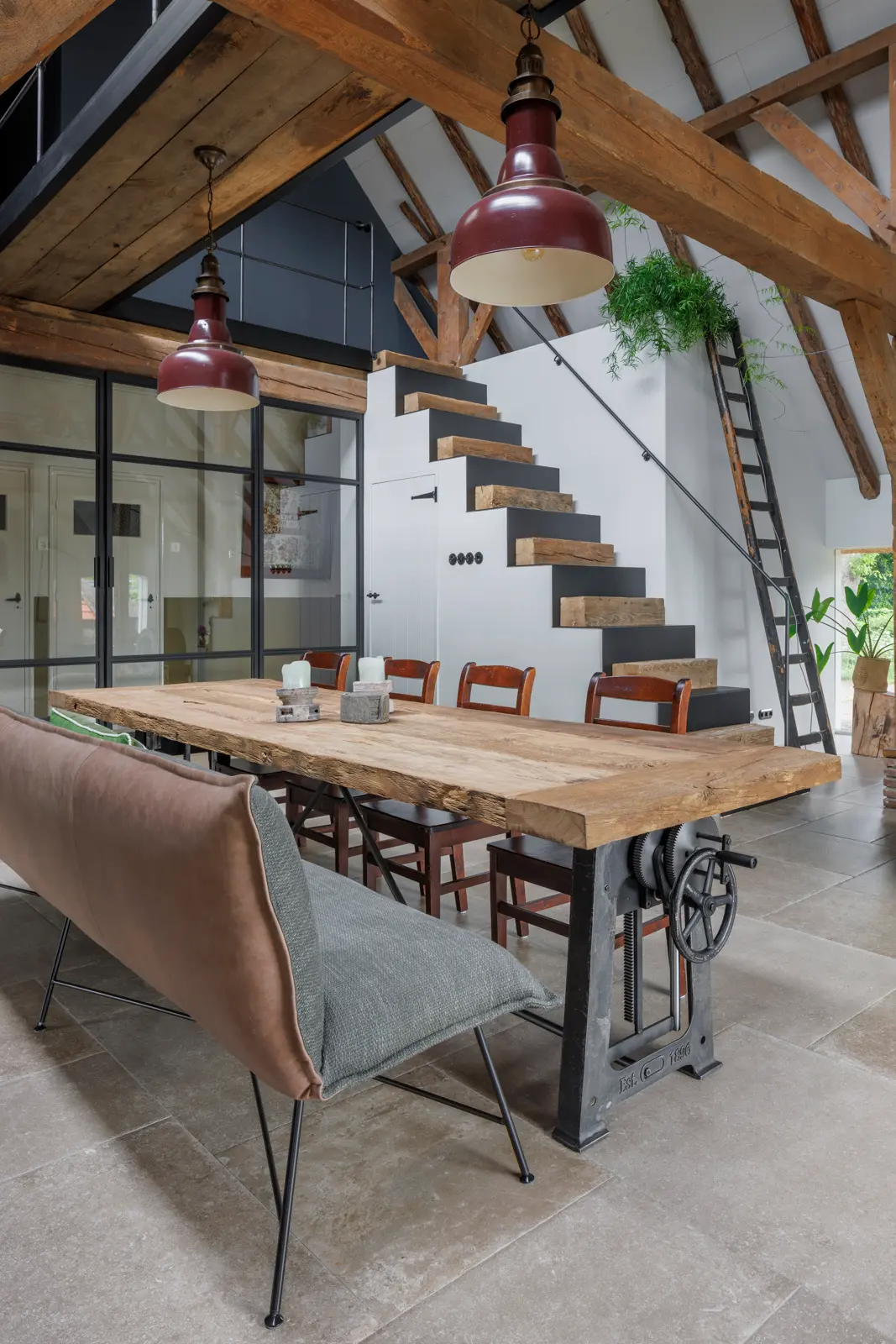 Altholz Tisch aus recyceltem Holz mit rustikaler und natürlicher Optik