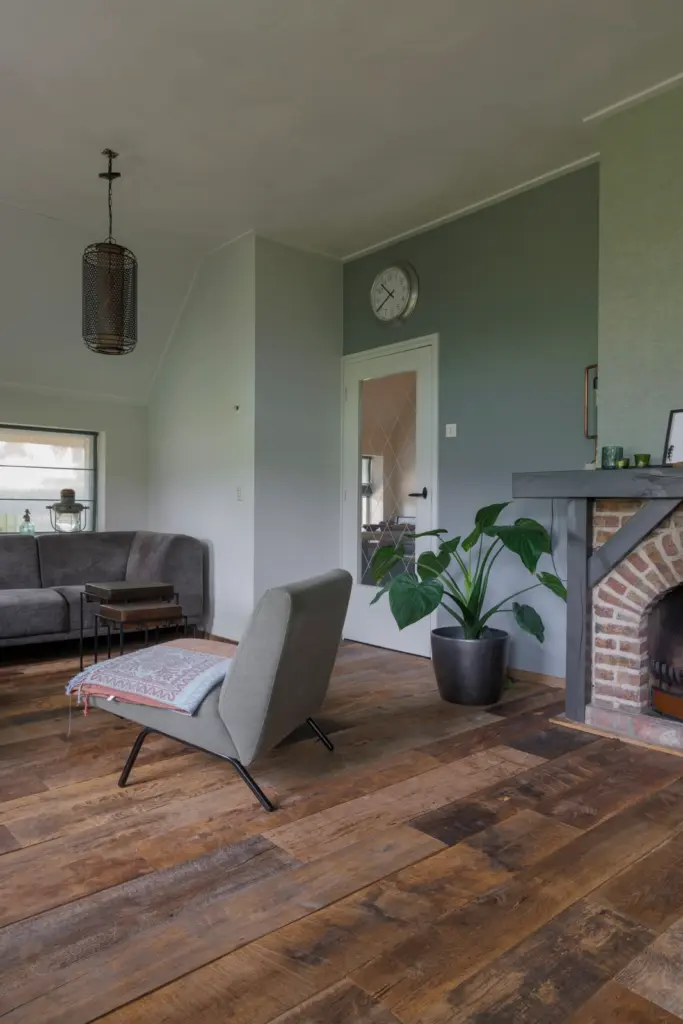 Altholz Dielenboden aus recyceltem Holz mit rustikaler natürlicher Optik