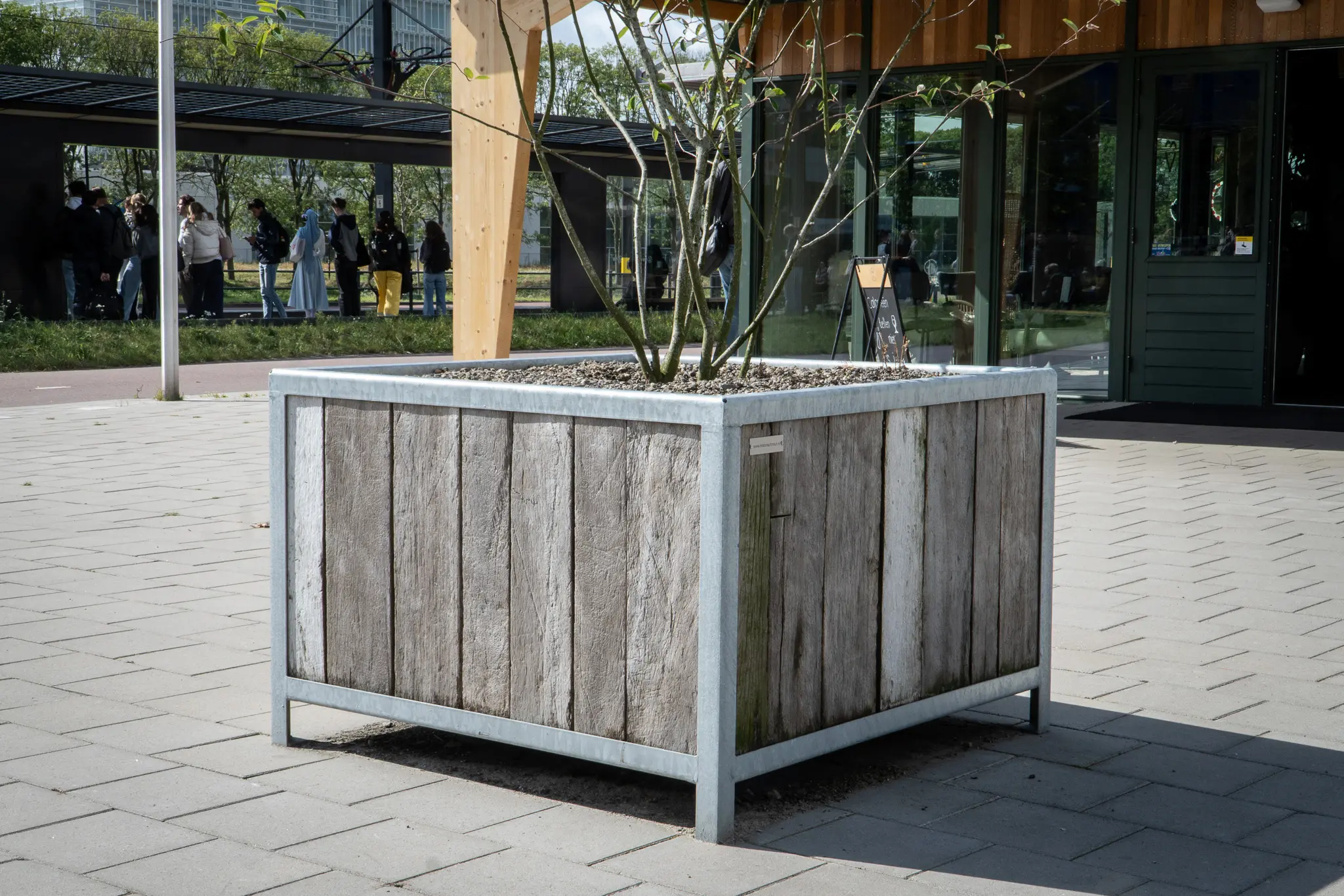 Nachhaltige Outdoor Pflanzkübel aus Holz für Garten und Terrasse