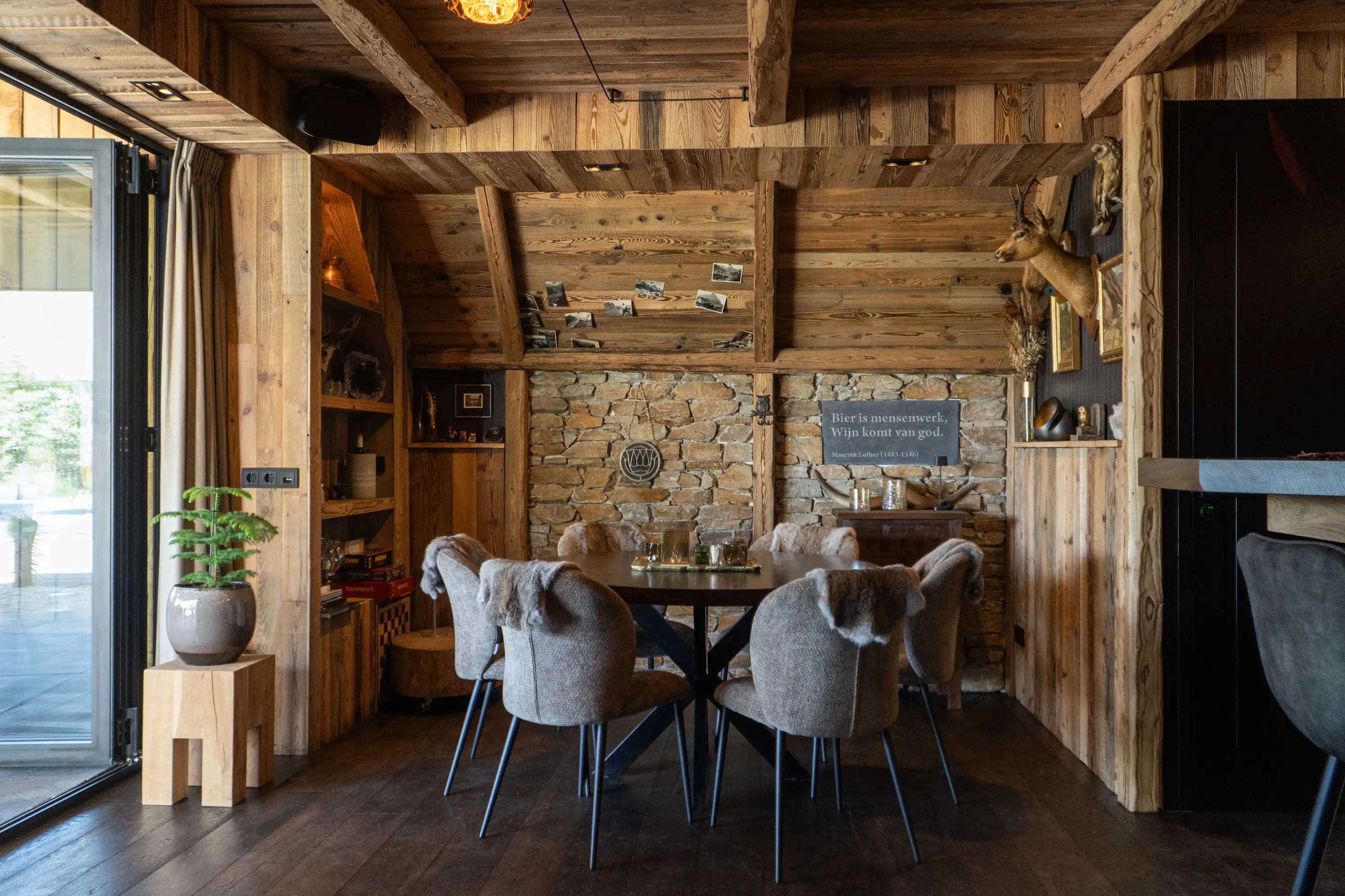 Altholz-Kiefer Wand- und Deckenverkleidung verleihen diesem Gartenzimmer Wärme, Charakter und Natürlichkeit.