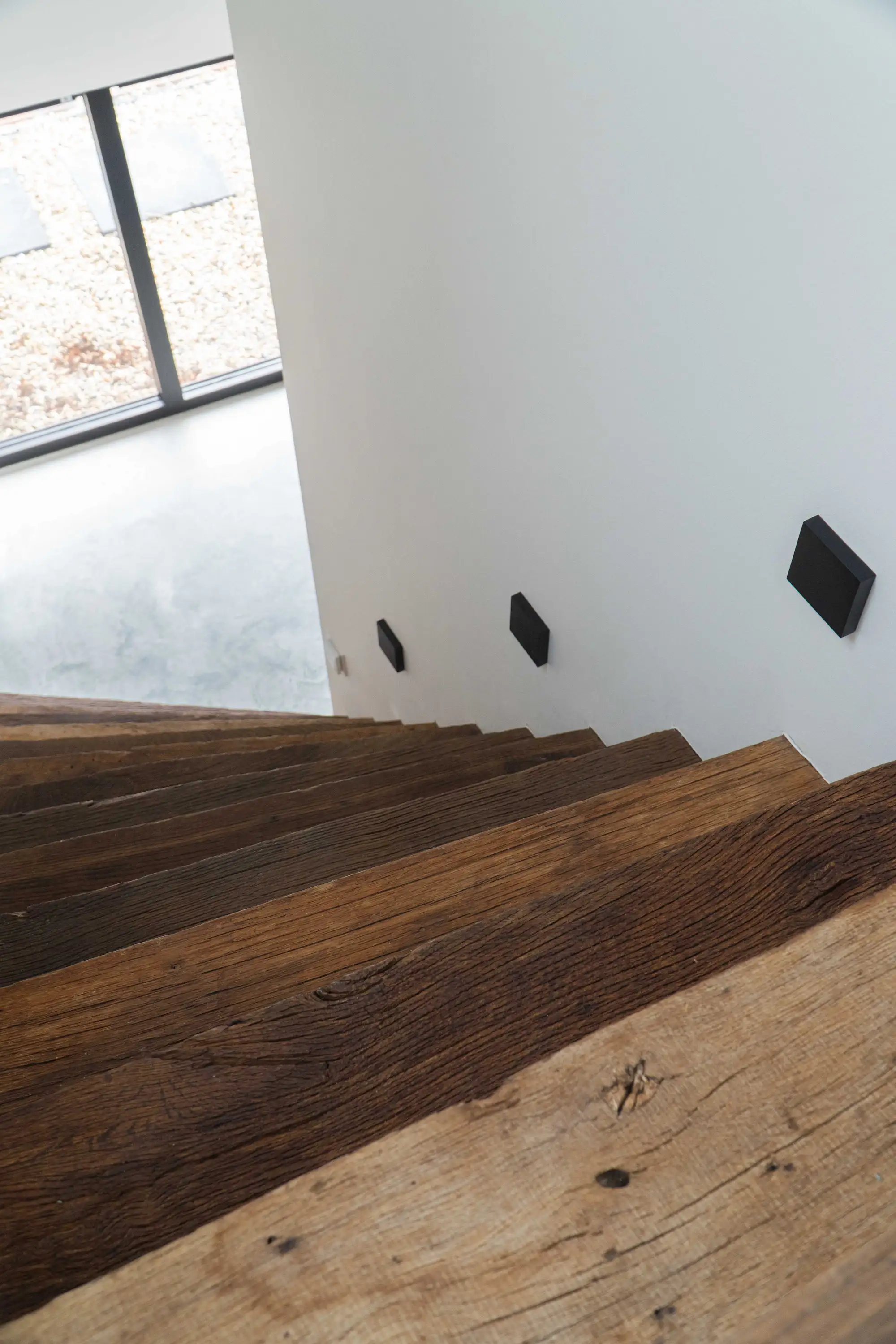 Treppe aus altem Eichenholz mit natürlicher Struktur und warmen Farbtönen in einem modernen Wohninterieur