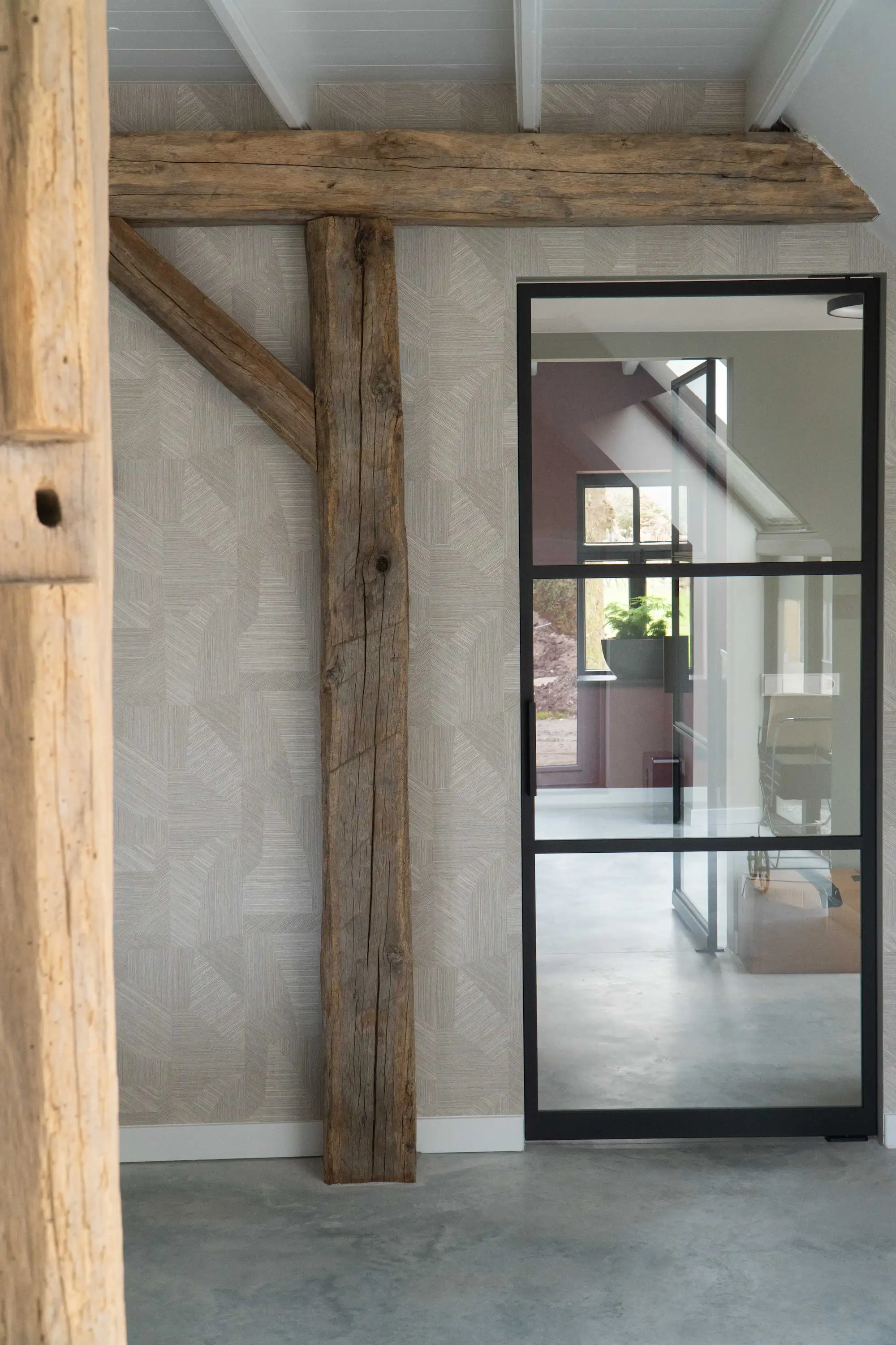 Alte Eichenbalken mit authentischer Oberfläche und natürlicher Ausstrahlung in einem modernen Wohnraum.