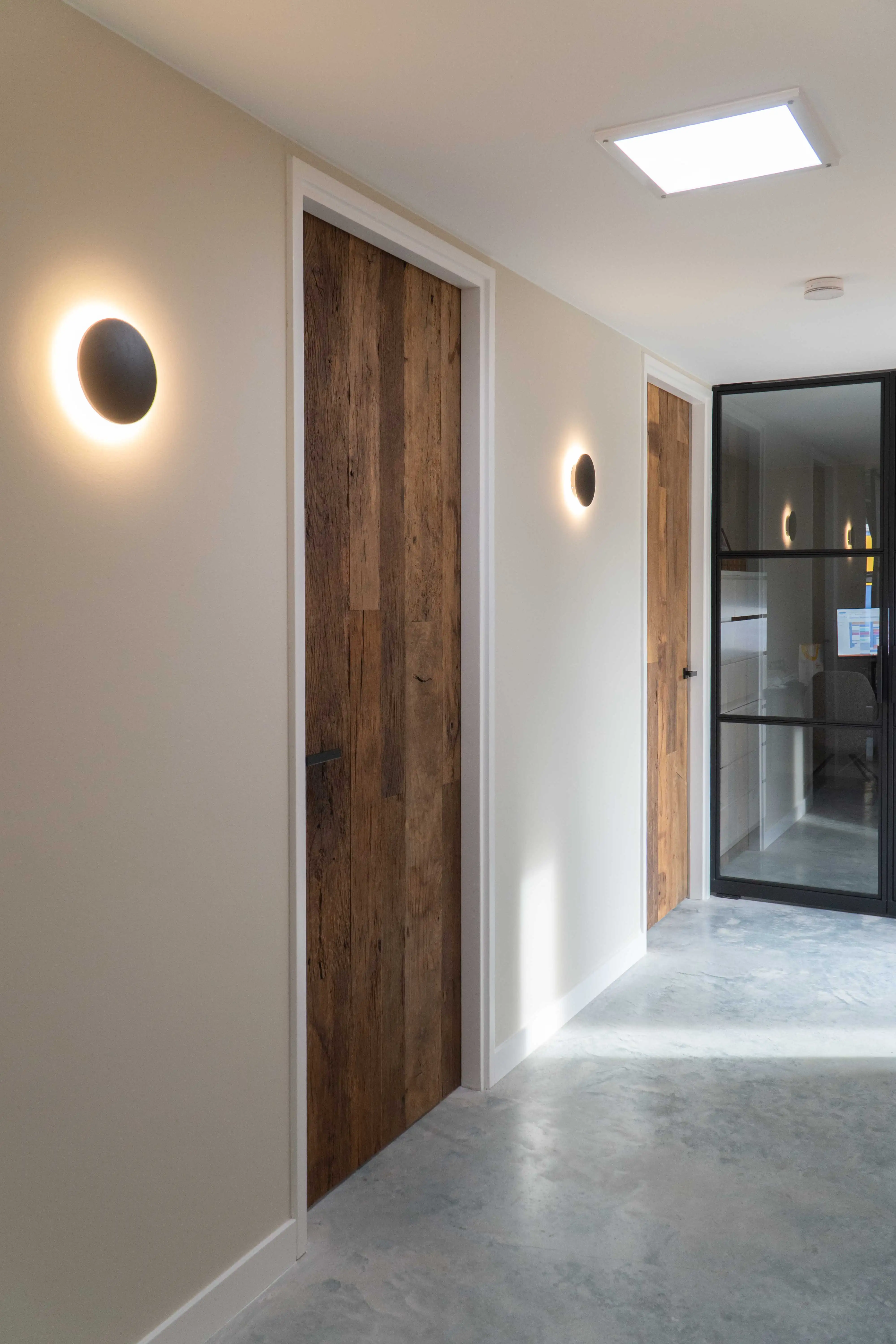 Tür aus altem Eichenholz mit natürlicher Maserung und authentischer Ausstrahlung in einem modernen Wohninterieur.