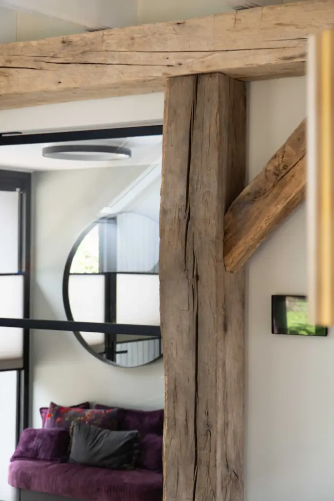 Alte Eichenbalken mit markanter Holzstruktur und authentischem Charakter in einem stilvollen Wohninterieur