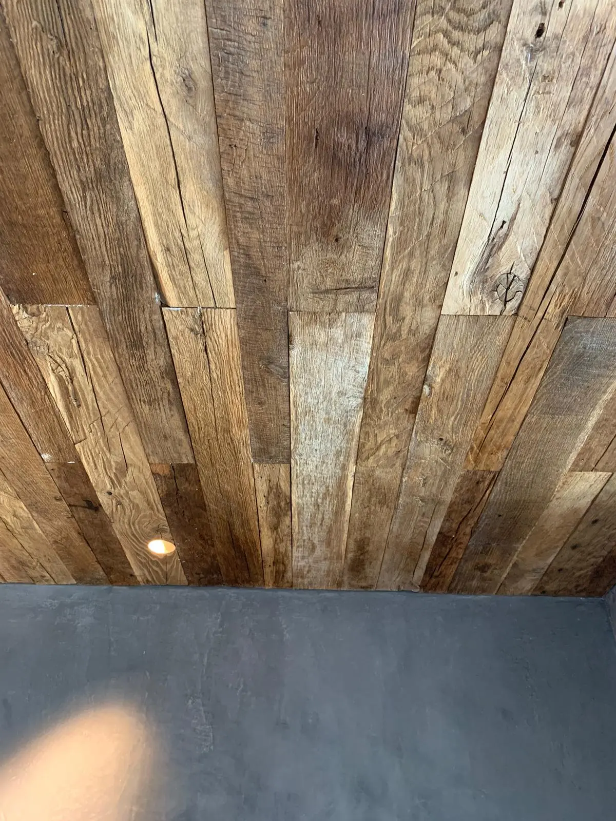 Altholz-Deckenverkleidung aus Eiche mit natürlicher Patina