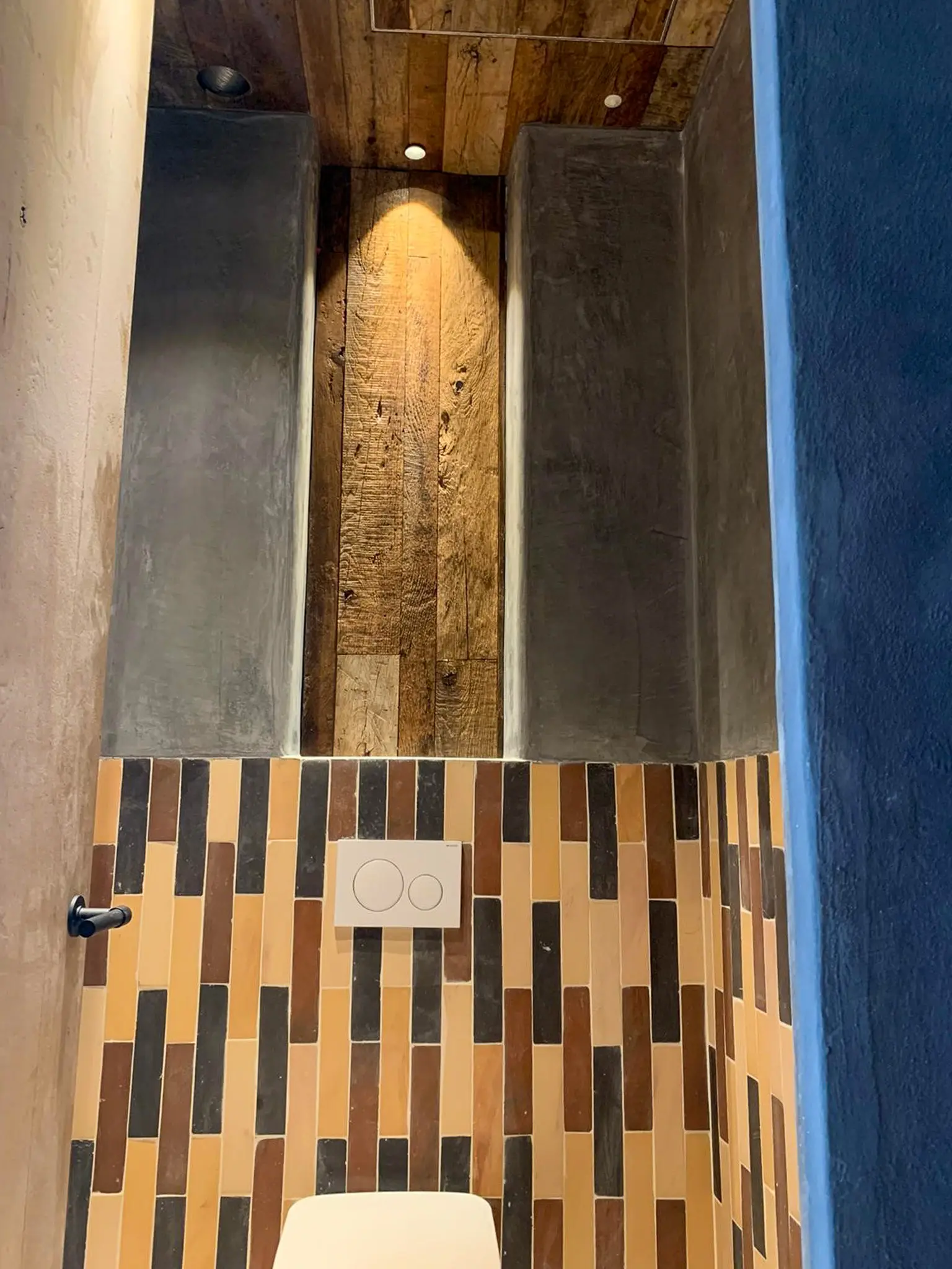 Eiken wandbekleding in een modern toilet