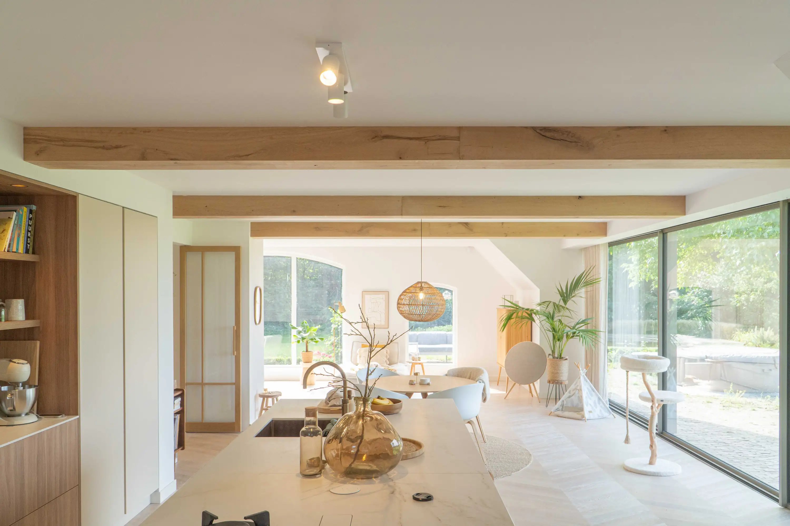 Heller Wohn- und Essbereich in einem Bauernhaus in Deventer mit großen Fensterflächen und dekorativer Balkenverkleidung aus antiker Eiche.