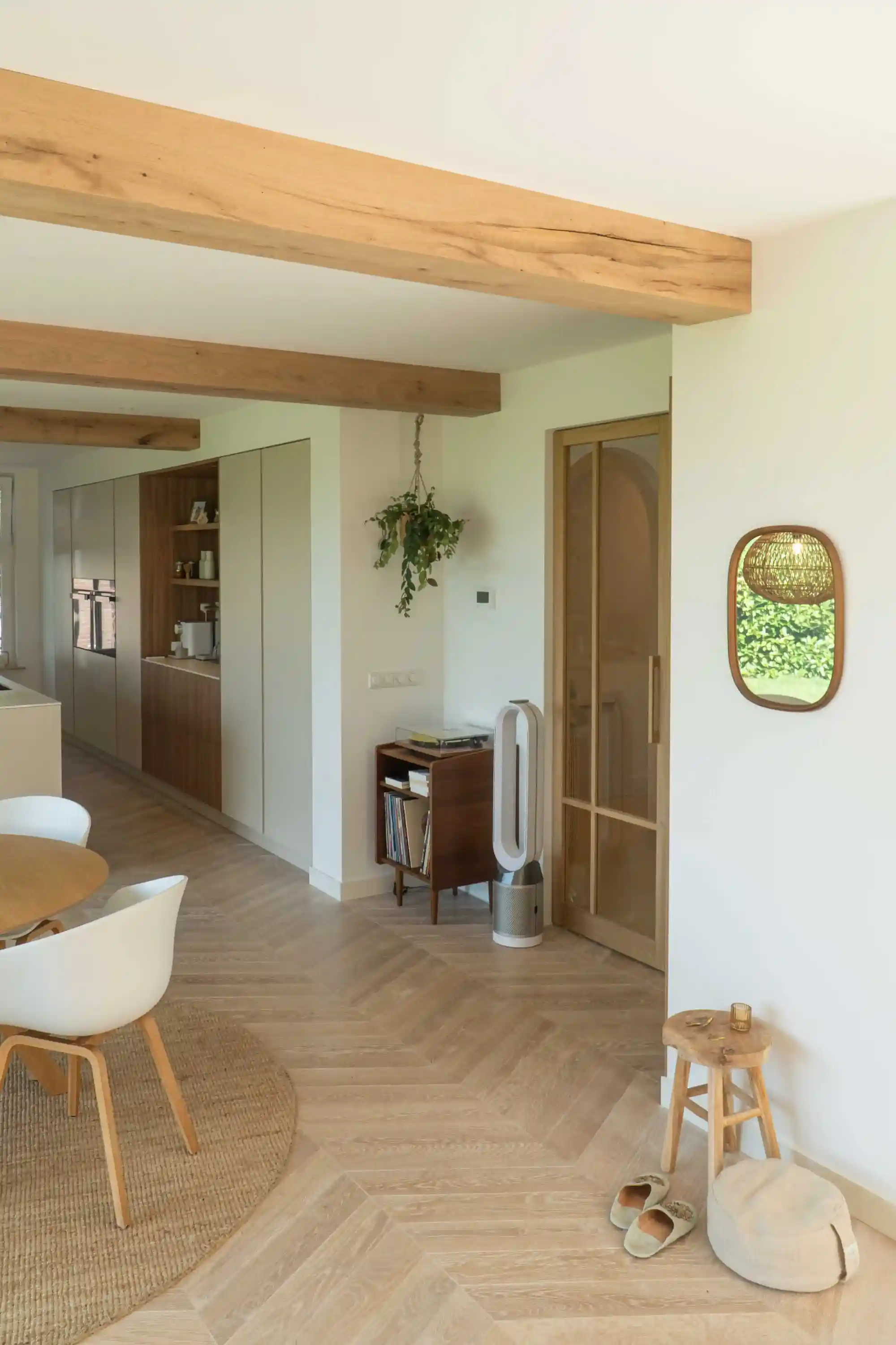 Heller Wohn- und Essbereich in einem Bauernhaus in Deventer mit dekorativer Balkenverkleidung aus antiker Eiche.