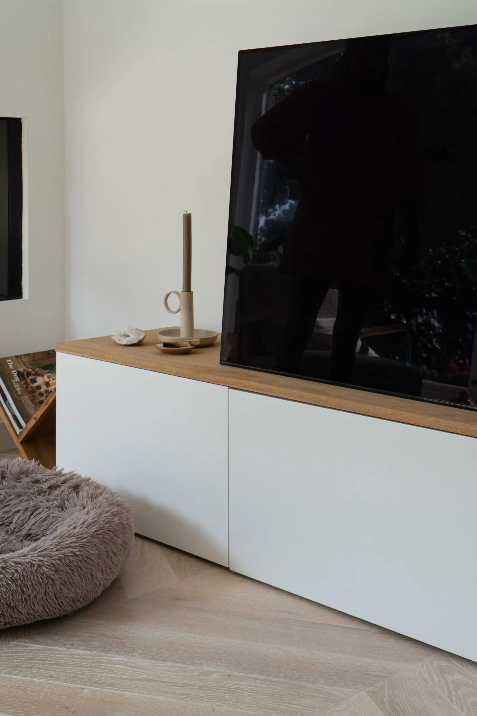 Maßgefertigtes TV-Möbel mit einer Abdeckung aus alter Eiche in einem stilvollen Bauernhaus in Deventer.