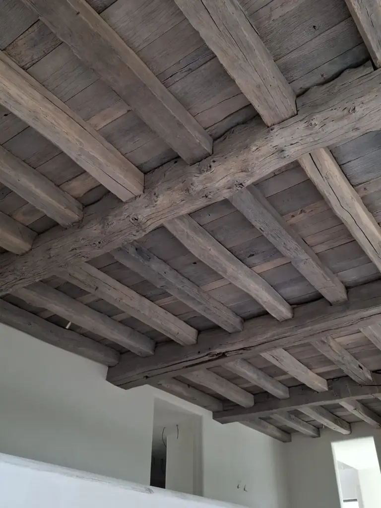 Authentische Altholz-Deckenbalken aus Eiche verleihen dem Innenraum einen warmen und rustikalen Charakter, erhältlich bei Historisch Hout.
