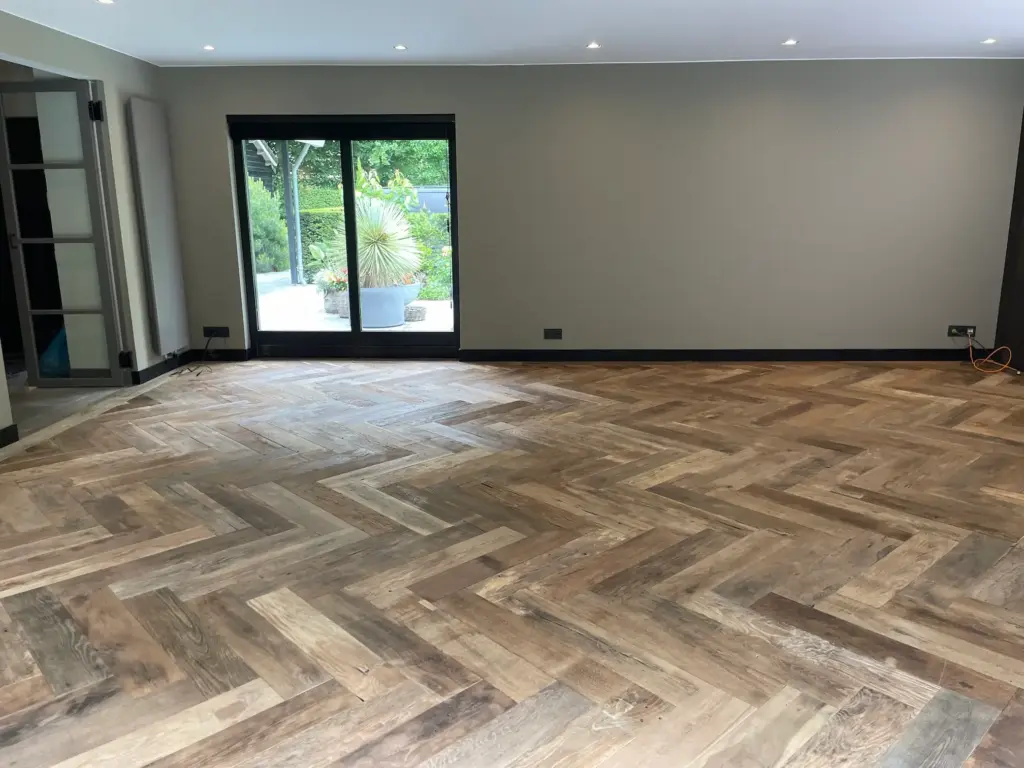 Altholz-Eiche Fischgrätboden in einem großzügigen Wohnraum mit warmer und natürlicher Ausstrahlung