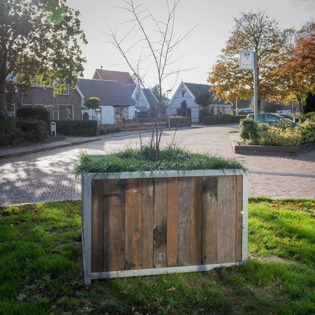 Pflanzkübel aus alten Azobé-Schiffsplanken in einer grünen Parkanlage in Den Helder