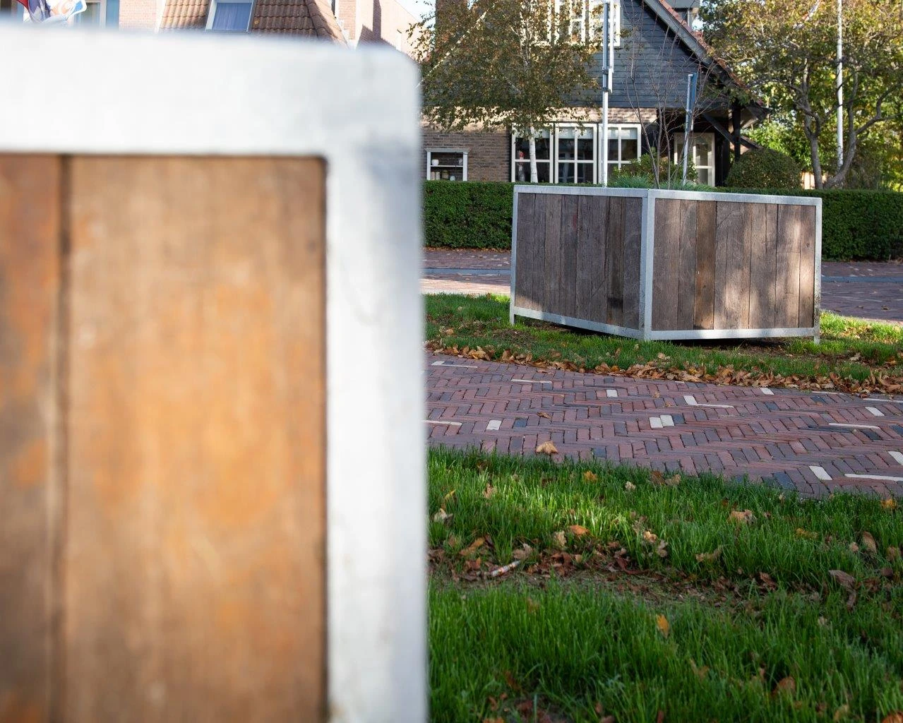 Pflanzkübel aus alten Azobé-Schiffsplanken in einer grünen Parkanlage in Den Helder