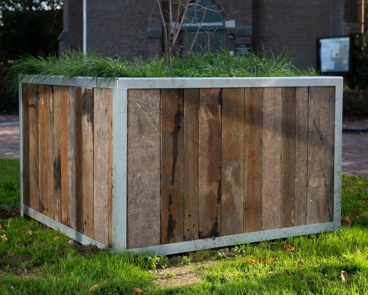 Großer Pflanzkübel aus alten Azobé-Schiffsplanken mit Stahlrahmen in Den Helder