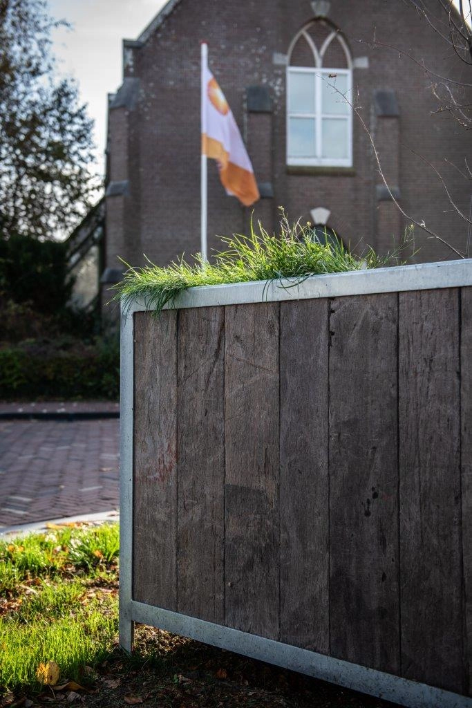 Hoher Pflanzkübel aus alten Azobé-Schiffsplanken mit Stahlrahmen in Den Helder